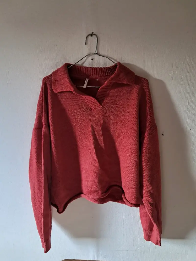 Suéter rojo de lana con cuello - 1