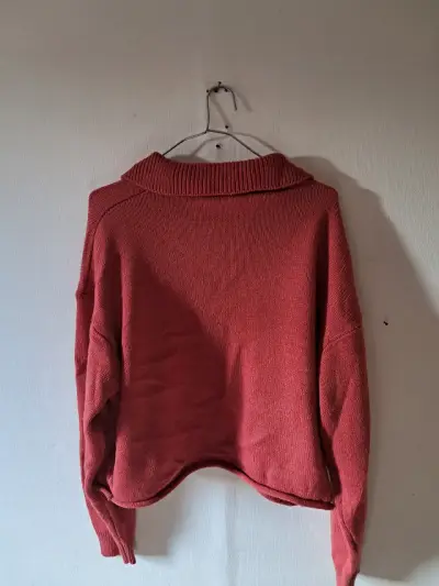 Suéter rojo de lana con cuello - miniatura 2