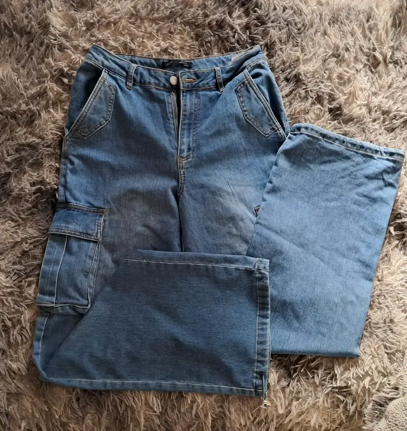 Jeans cargo de mezclilla azul para mujer