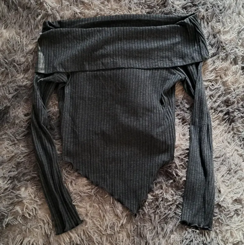 Polera de hombros descubiertos gris oscuro