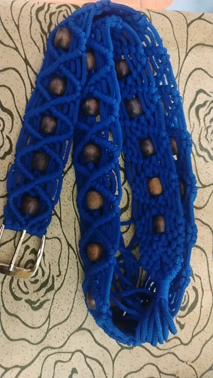 Cinturón de macramé azul con cuentas de madera - 1