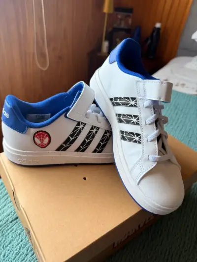 Zapatillas Adidas Marvel Spider-Man para niños - miniatura 2