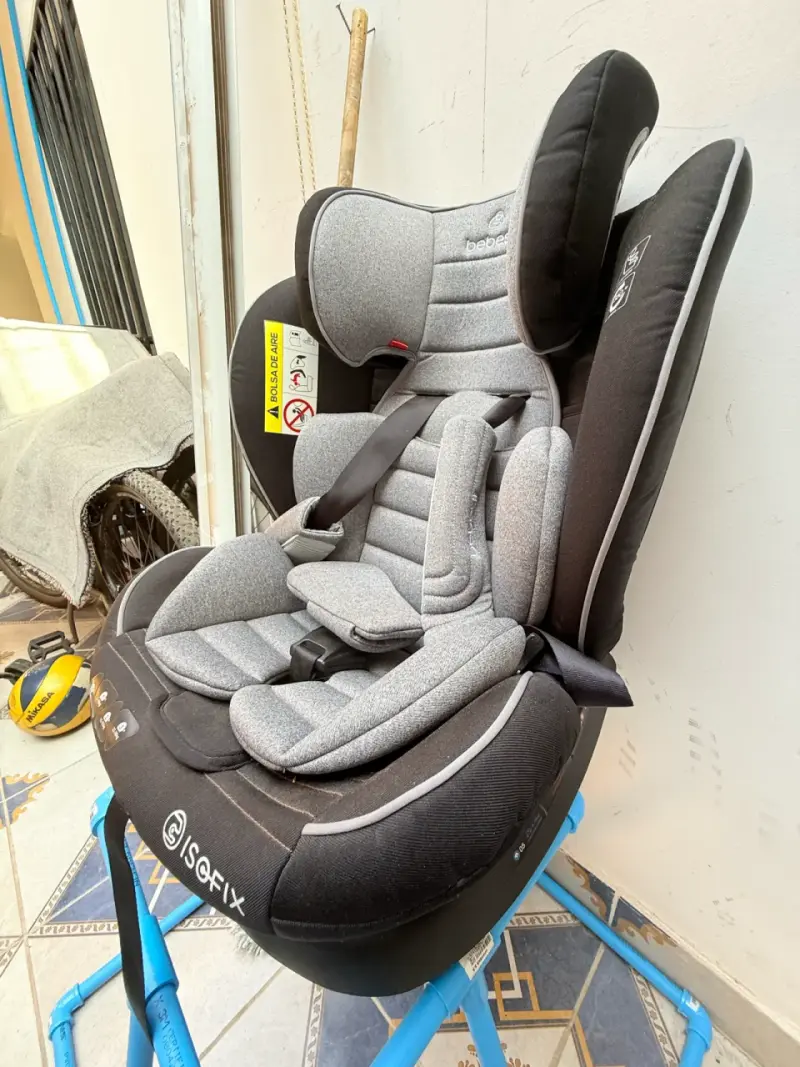 Silla de Auto Bebesit Isofix Gris y Negra - 1