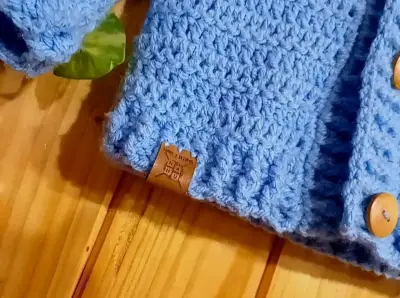 Chaleco tejido a crochet azul para bebé - miniatura 2