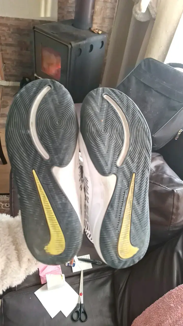 Zapatillas deportivas Nike blancas y negras - 2
