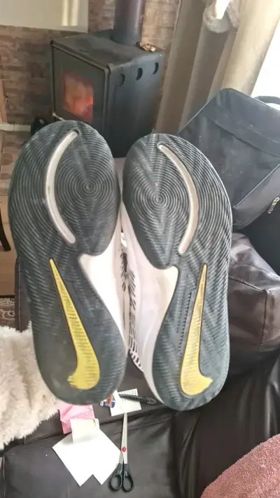 Zapatillas deportivas Nike blancas y negras - miniatura 2