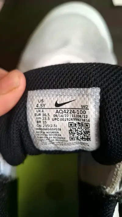 Zapatillas deportivas Nike blancas y negras - miniatura 3