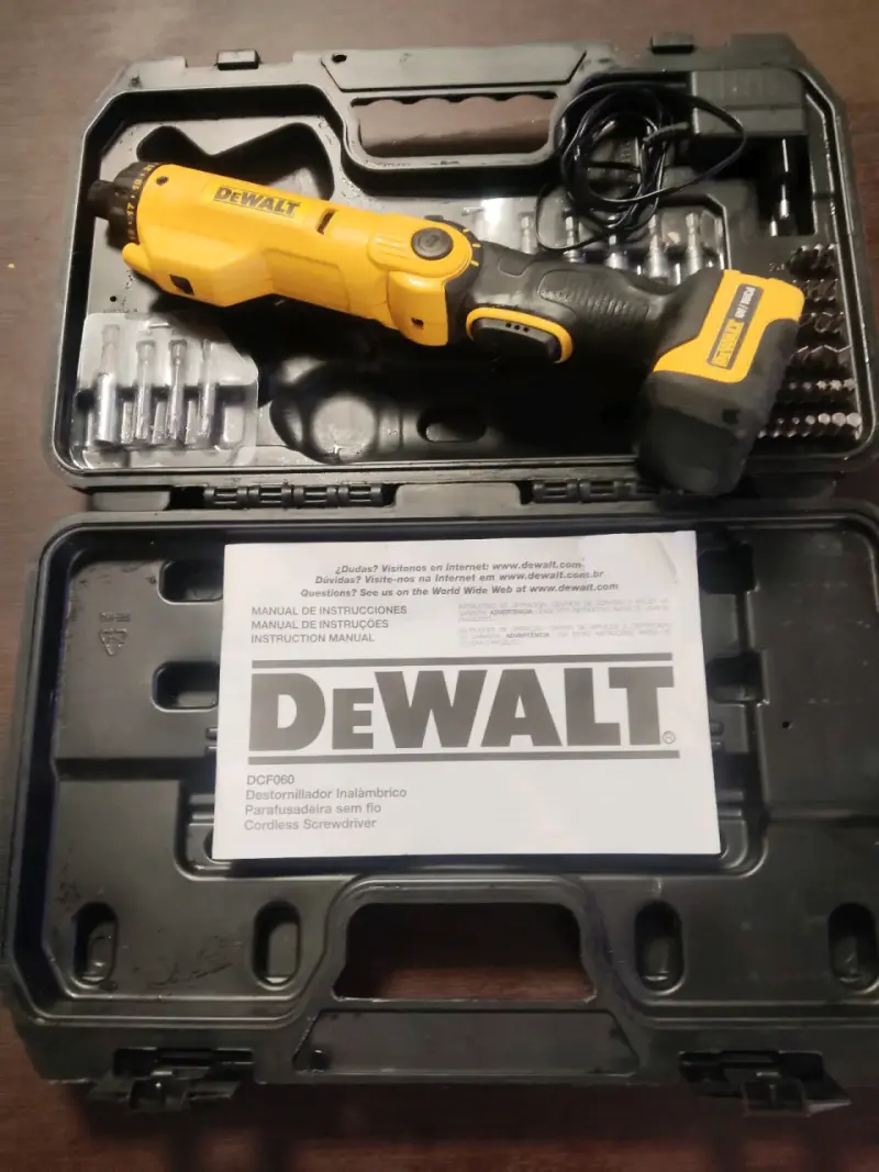 Destornillador inalámbrico DeWalt con estuche - 1