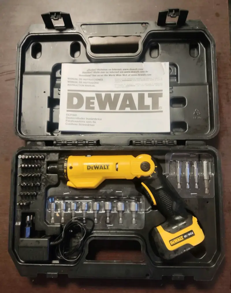 Destornillador inalámbrico DeWalt con estuche - 2
