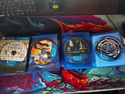 PlayStation 4 con control, juegos y cables - miniatura 5