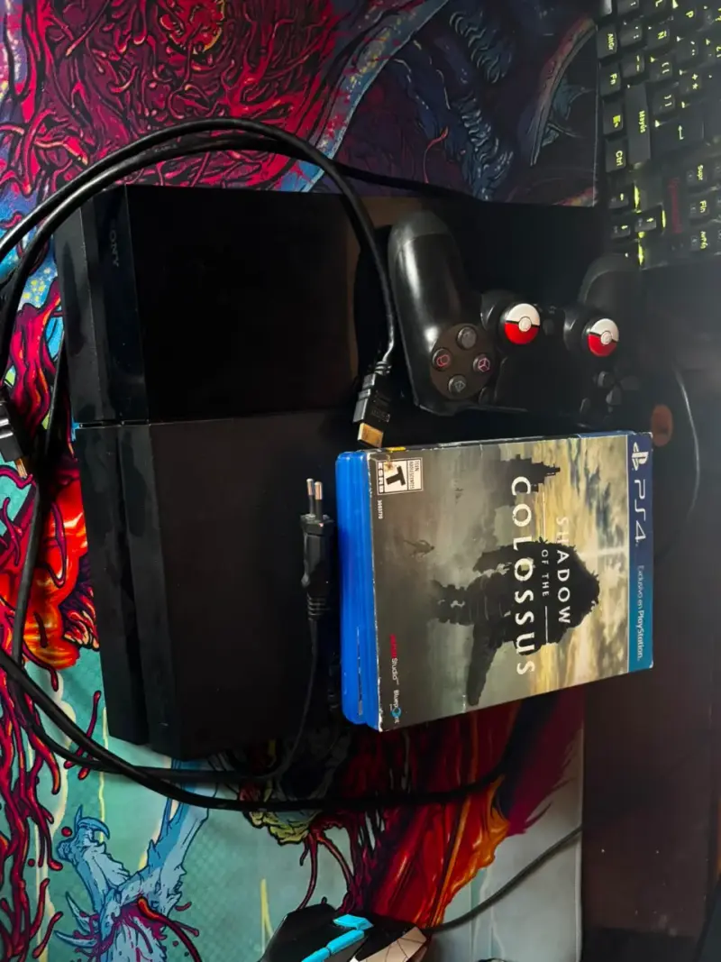 PlayStation 4 con control, juegos y cables - 6