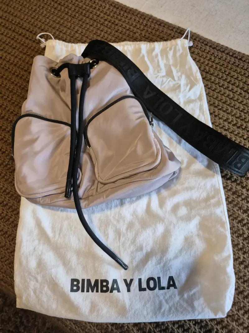 Bolso beige Bimba y Lola con bolsillos