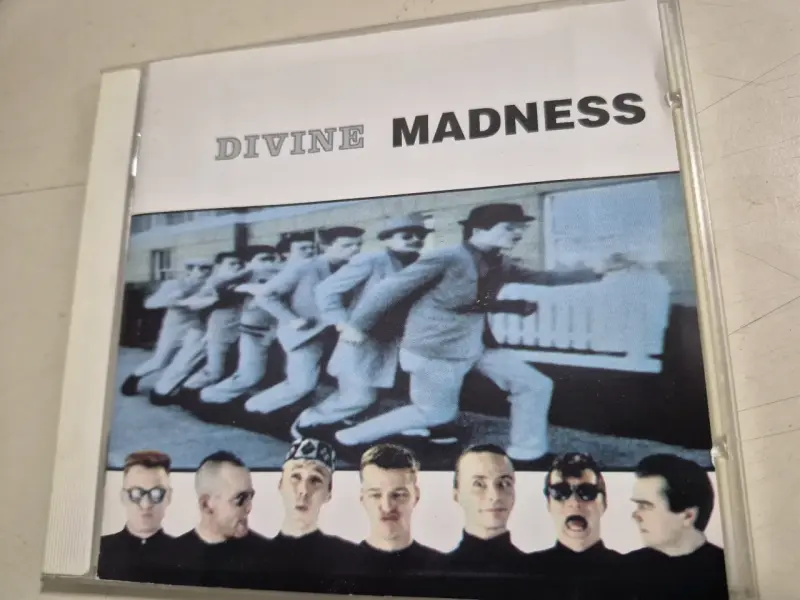 CD Divine Madness Álbum Musical