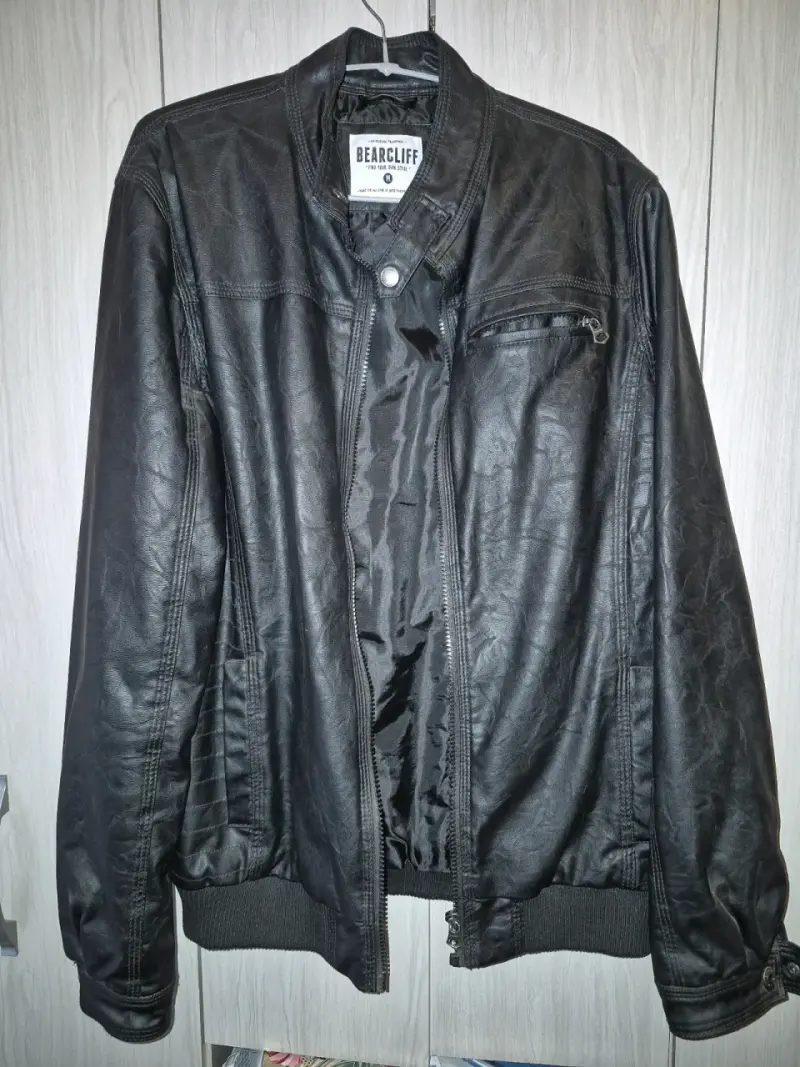 Chaqueta de cuero sintético negra Bearcliff
