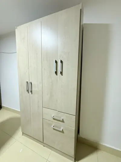 Closet de Madera con Puertas y Cajones - miniatura 1