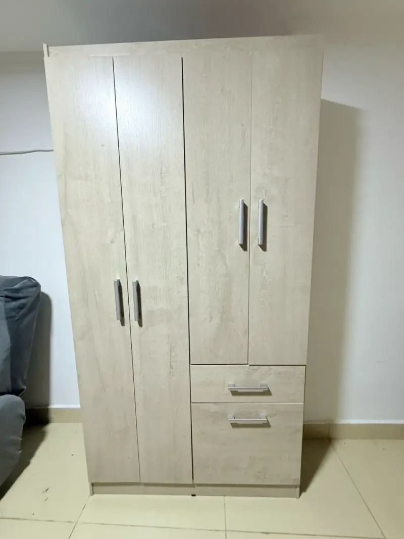 Closet de Madera con Puertas y Cajones - 2