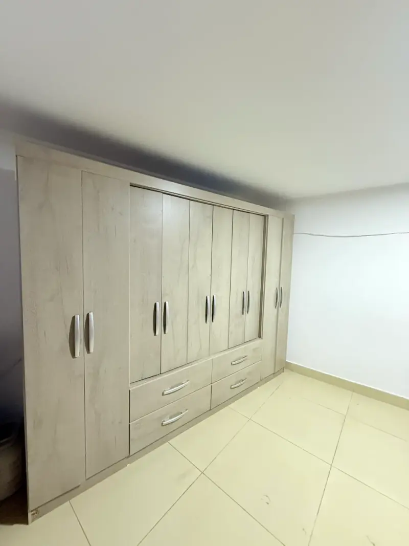 Clóset de madera con múltiples compartimentos - 1