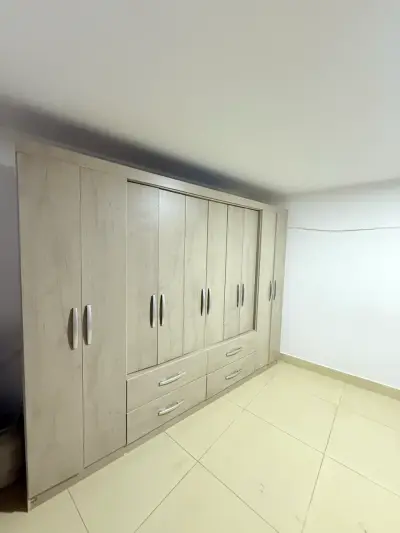 Clóset de madera con múltiples compartimentos - miniatura 1