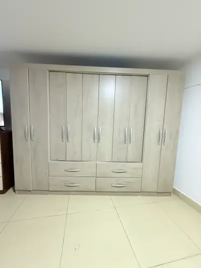 Clóset de madera con múltiples compartimentos - miniatura 2