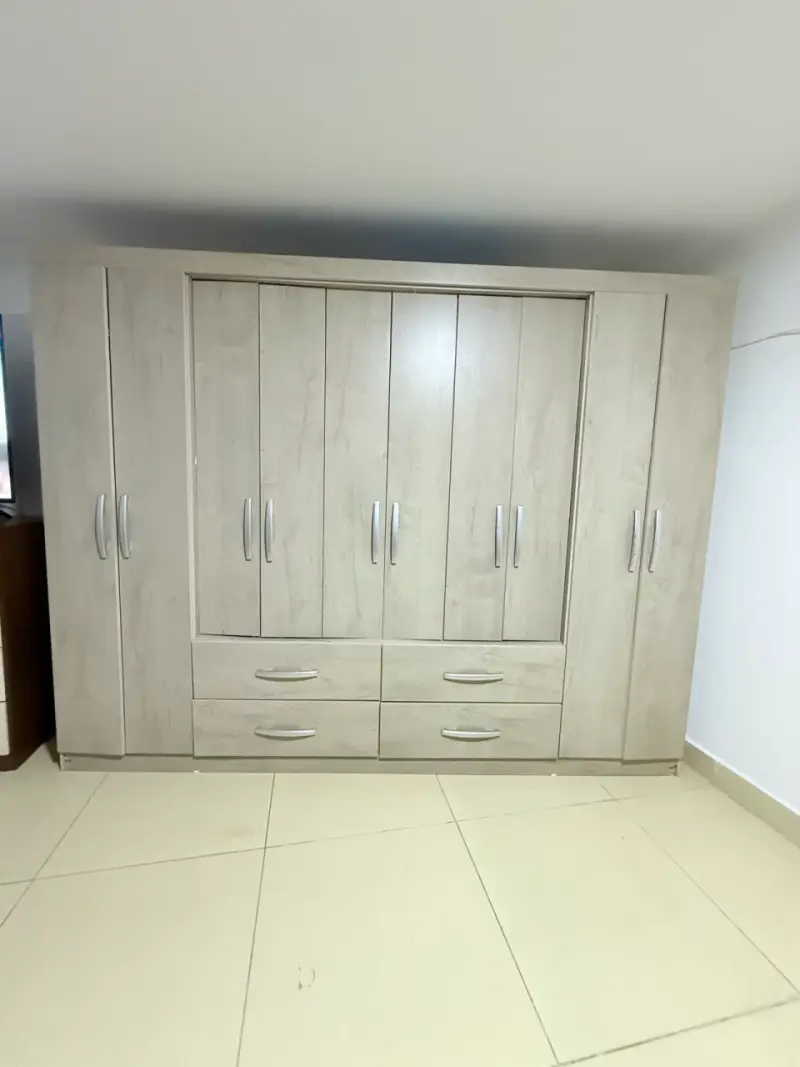 Clóset de madera con múltiples compartimentos - 3