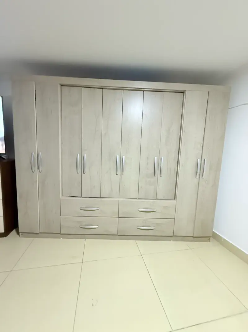 Clóset de madera con múltiples compartimentos - 4