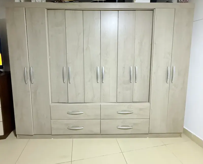 Clóset de madera con múltiples compartimentos - 5