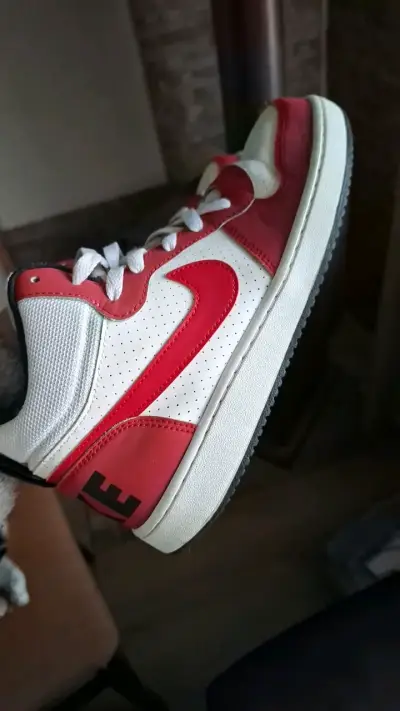 Zapatillas deportivas Nike rojas y blancas - miniatura 1
