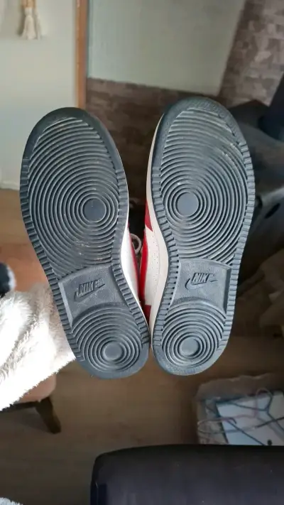 Zapatillas deportivas Nike rojas y blancas - miniatura 3