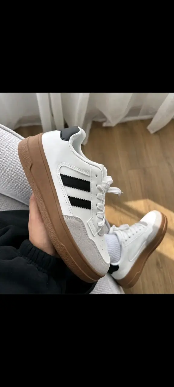 Zapatillas deportivas blancas con detalles negros