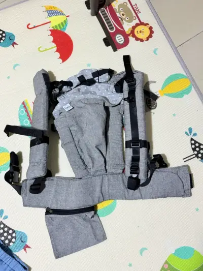 Mochila portabebés gris con lunares - miniatura 1