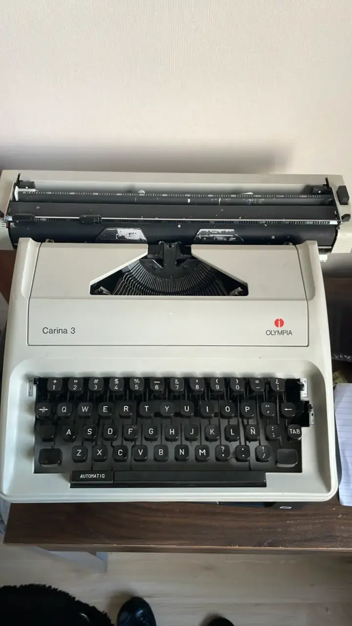 Máquina de escribir Olympia Carina 3 en buen estado