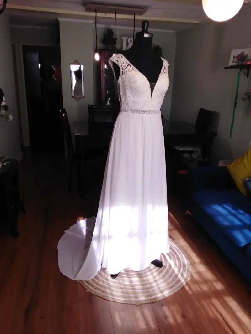 Vestido de novia blanco con encaje y cola
