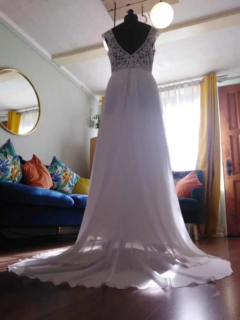 Vestido de novia blanco con encaje y cola - 2