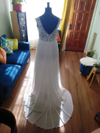 Vestido de novia blanco con encaje y cola - miniatura 3