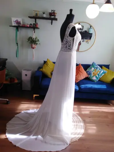 Vestido de novia blanco con encaje y cola - miniatura 4