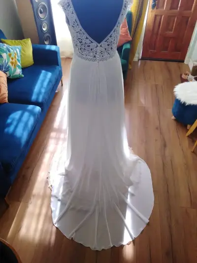 Vestido de novia blanco con encaje y cola - miniatura 5