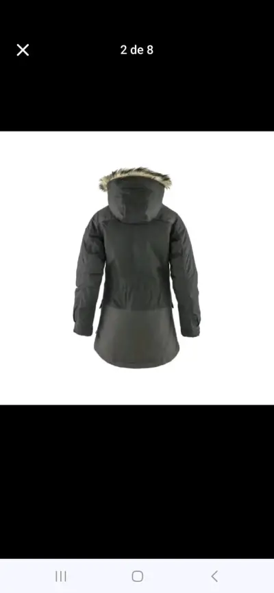 Parka negra con capucha de piel sintética - miniatura 2