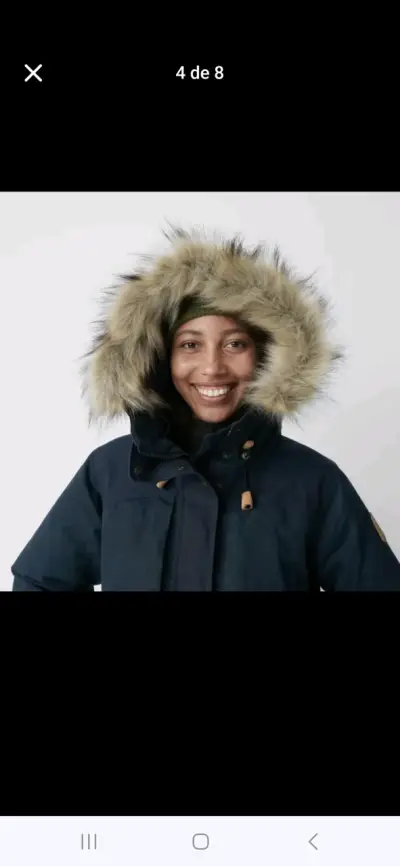 Parka negra con capucha de piel sintética - miniatura 3
