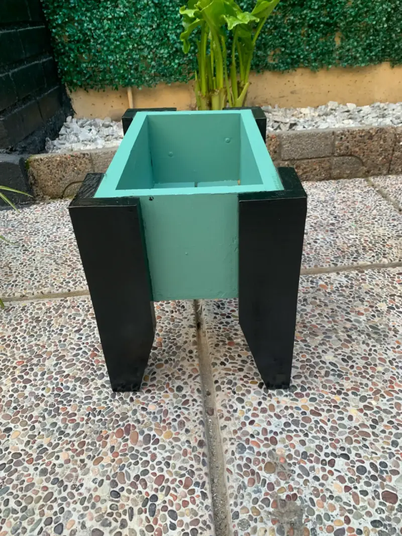 Macetero de madera verde con patas negras - 3
