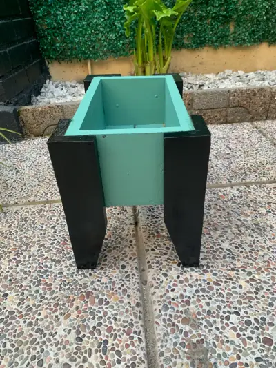 Macetero de madera verde con patas negras - miniatura 3