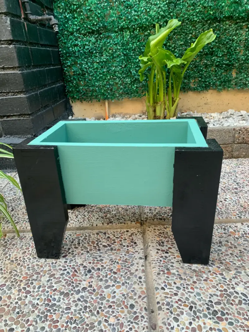 Macetero de madera verde con patas negras - 4