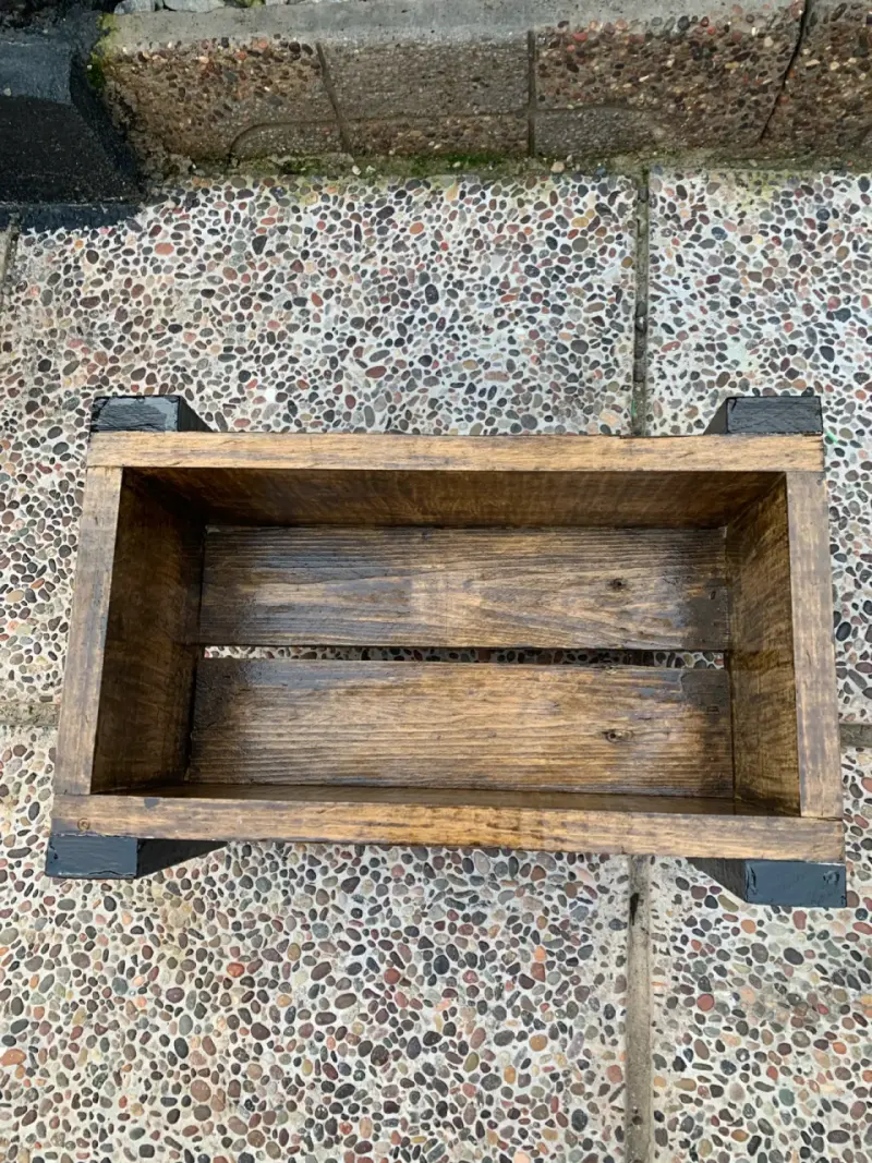 Macetero de madera con soporte negro - 2