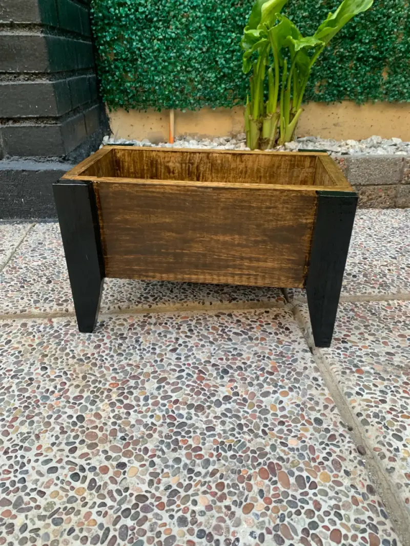 Macetero de madera con soporte negro - 3