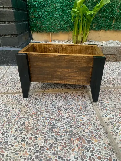 Macetero de madera con soporte negro - miniatura 3