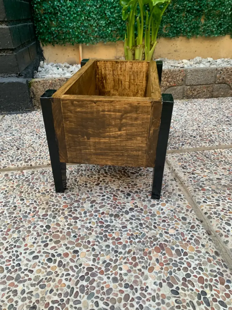 Macetero de madera con soporte negro - 4