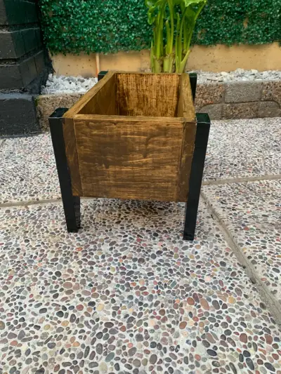 Macetero de madera con soporte negro - miniatura 4