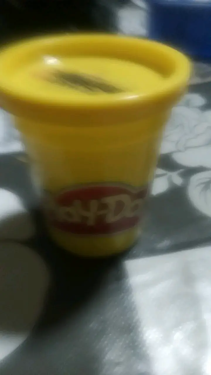 Pote de plastilina Play-Doh amarillo