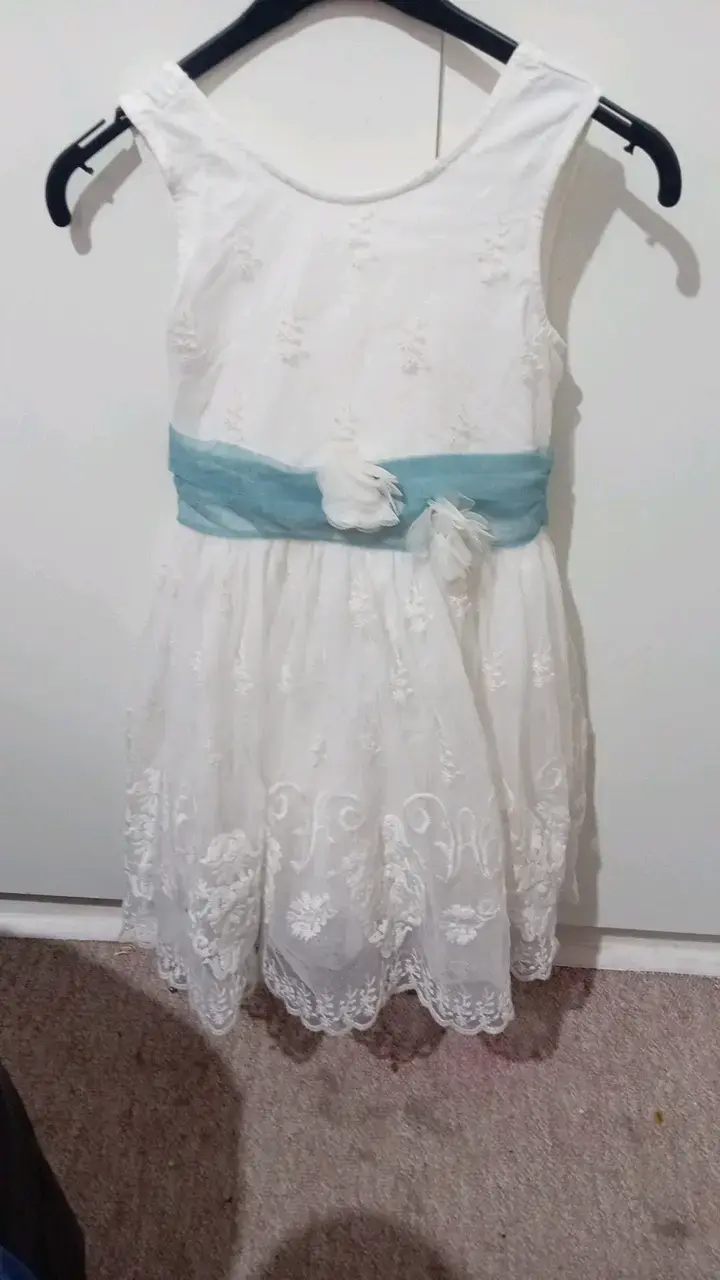 Vestido blanco de niña con cinturón celeste Limonada