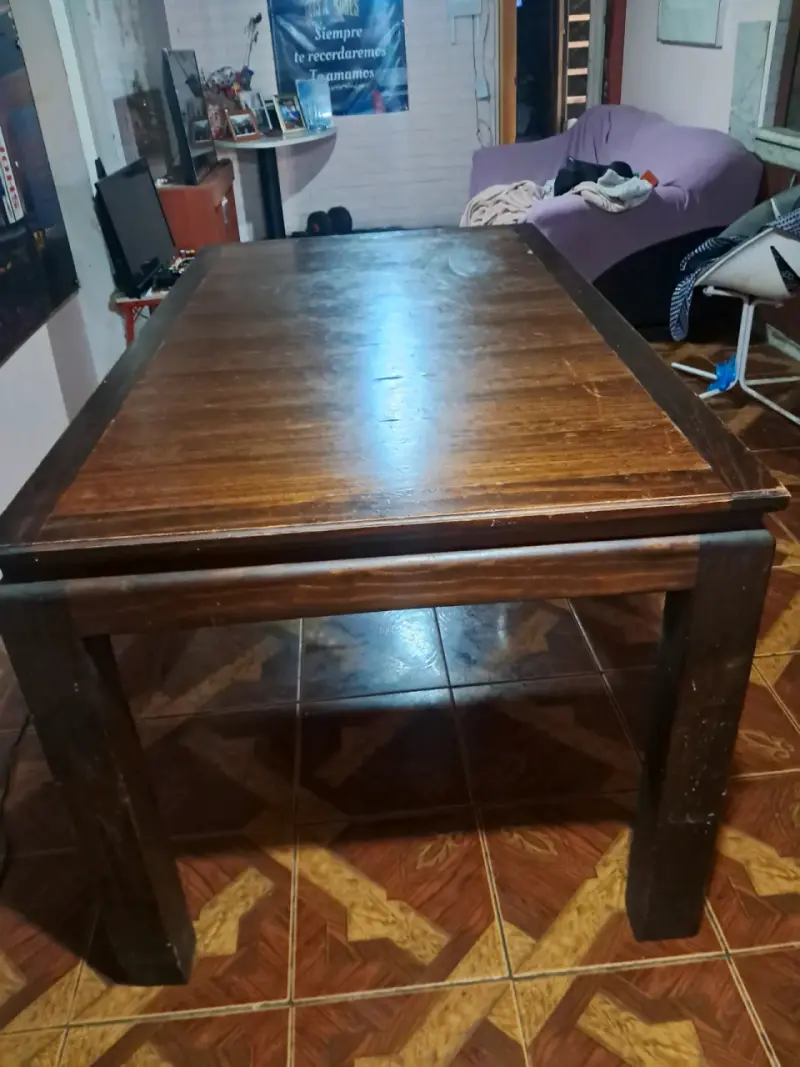 Mesa de comedor de madera robusta
