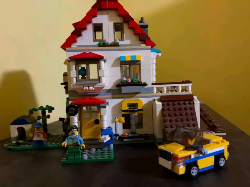 Casa de lego con figuras y auto - 1
